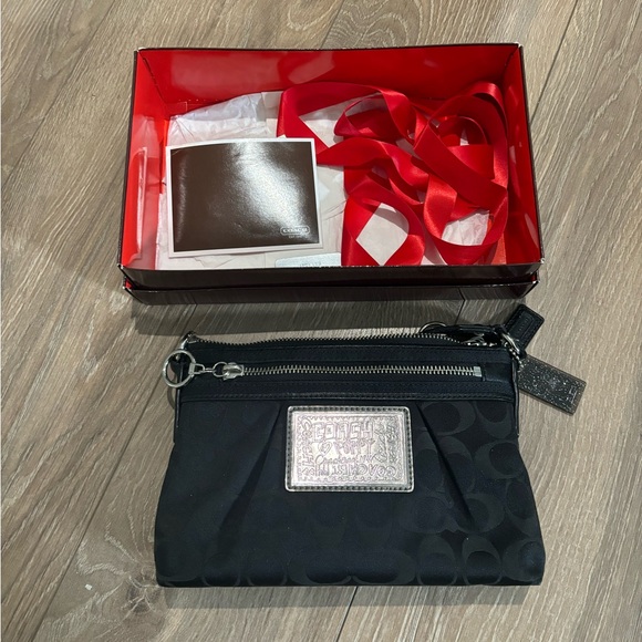 Coach Poppy Signature crossbody swing pack in black - Picture 2 of 8